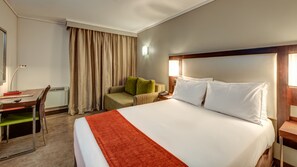 Standard Double Room with Sleeper Couch | Bathroom | Shower, rainfall showerhead, free toiletries, hair dryer