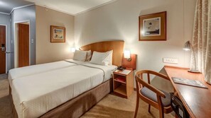Zimmersafe, Schreibtisch, Verdunkelungsvorhänge, schallisolierte Zimmer