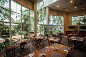 Serveert ontbijt, lokale en internationale gerechten