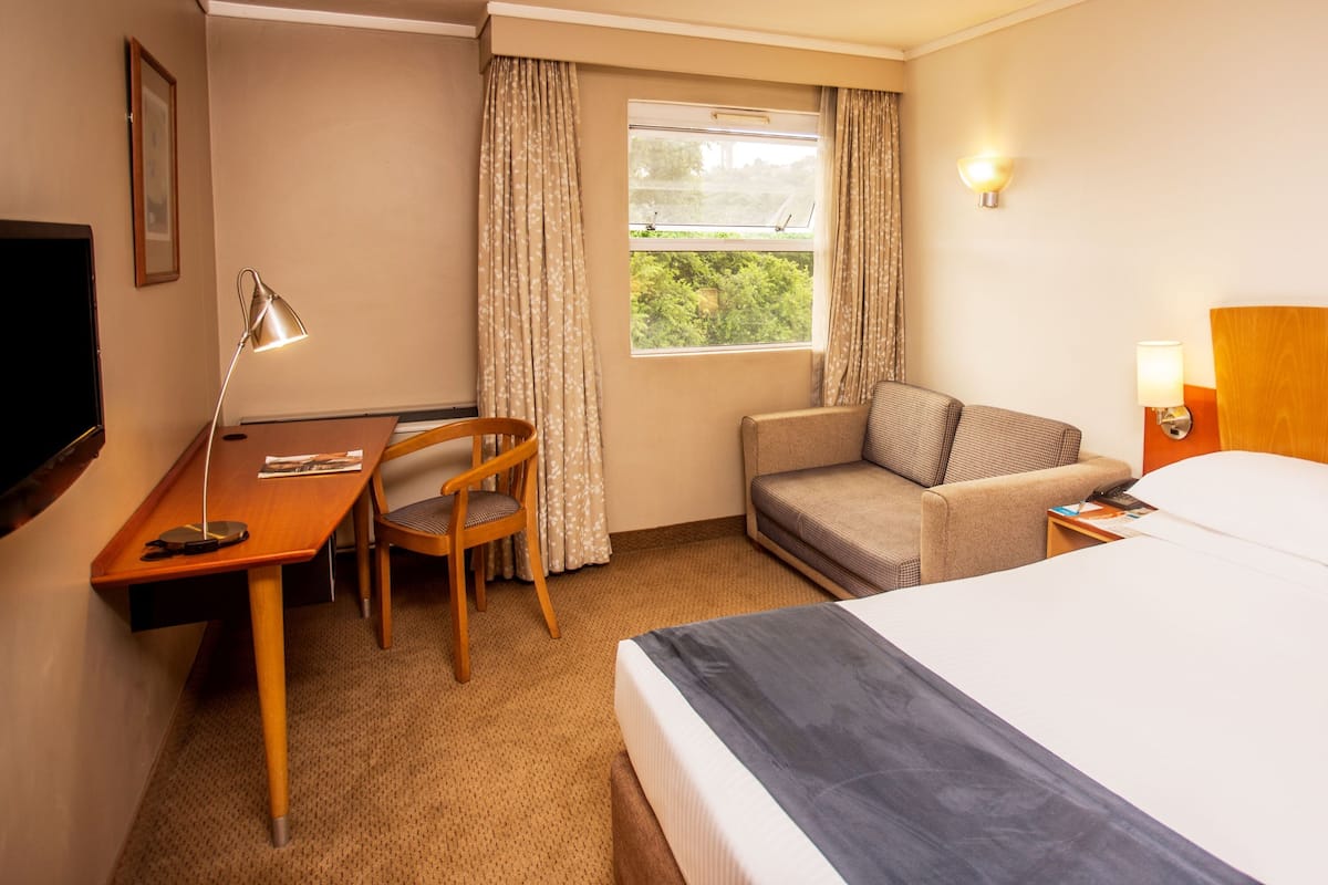 Standard Double Room with Sleeper Couch | Värdeförvaringsskåp på rummet, skrivbord och mörkläggningsgardiner
