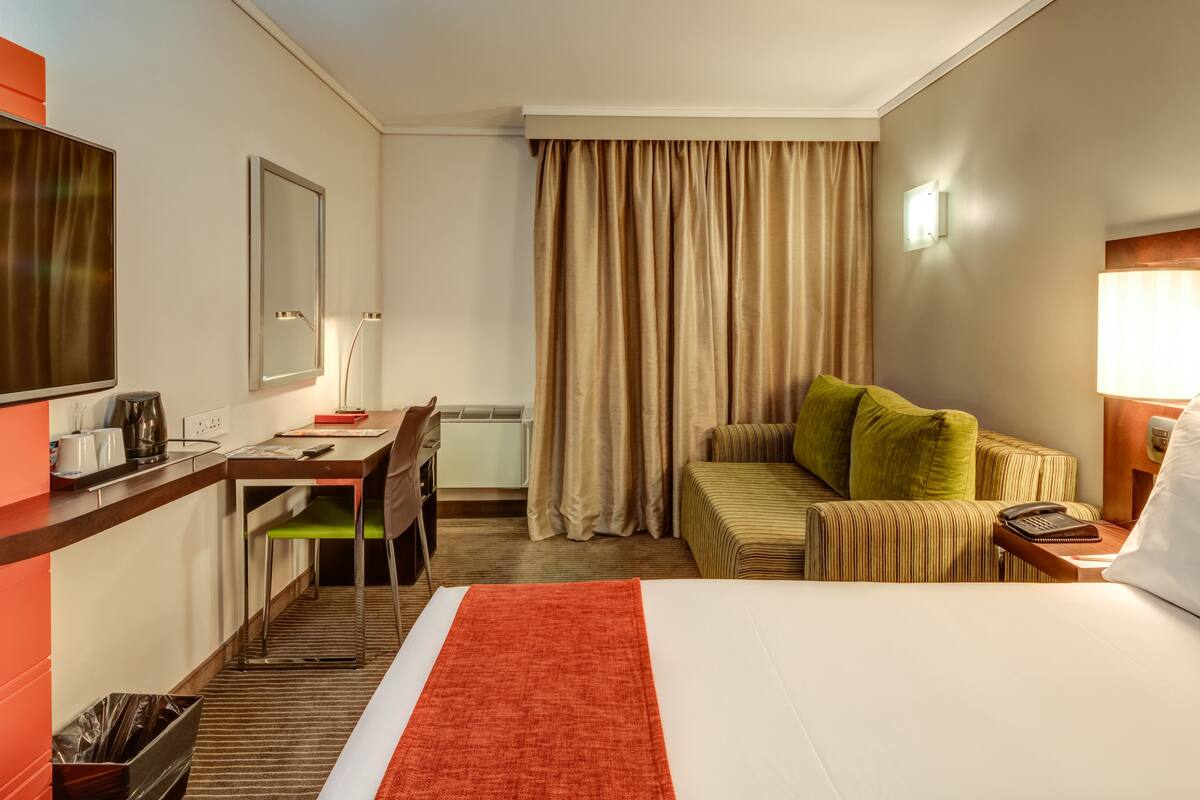 Standard Double Room with Sleeper Couch | Baño | Regadera, regadera tipo lluvia, amenidades de baño gratuitas