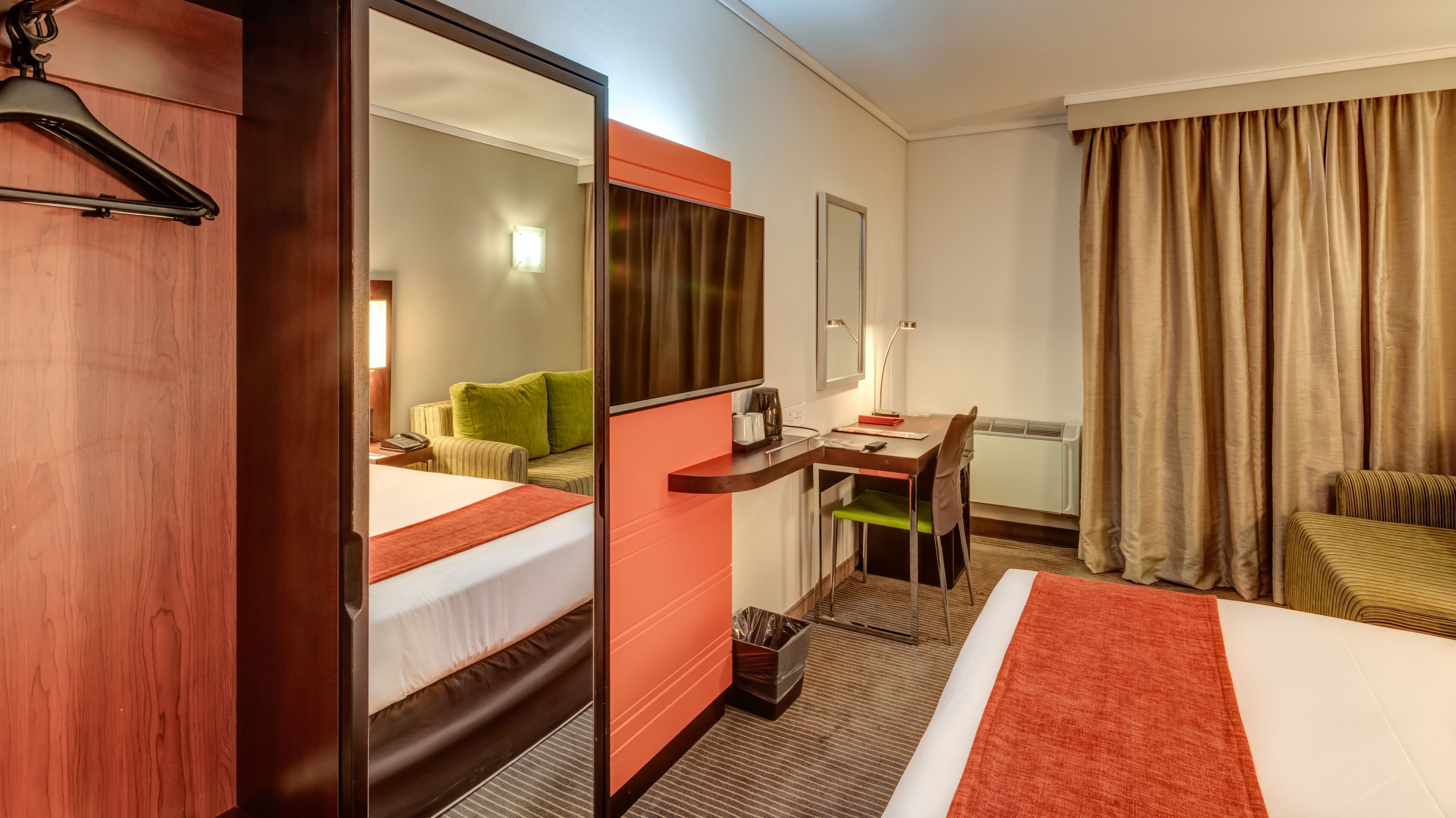 Standard Double Room with Sleeper Couch | Bathroom | Shower, rainfall showerhead, free toiletries, hair dryer