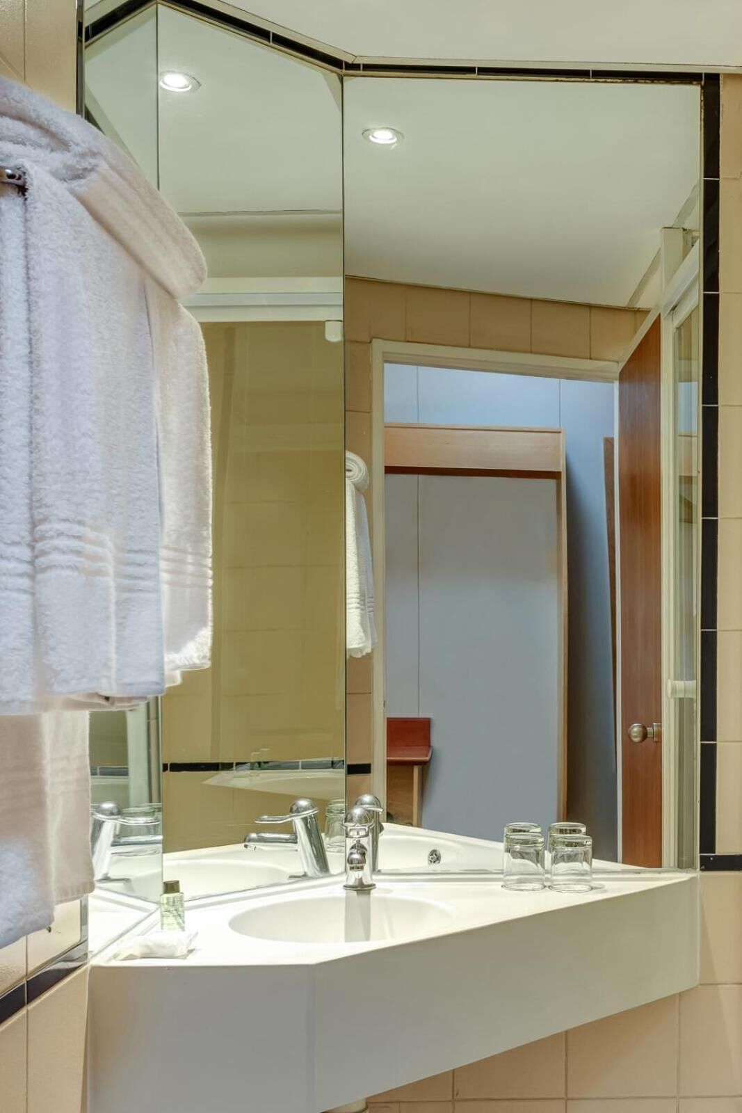 shower, rainfall showerhead, free toiletries, hair dryer