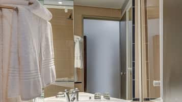 Standard Double Room with Sleeper Couch | Bad | Dusj, regndusjhode, toalettartikler (inkludert) og hårføner