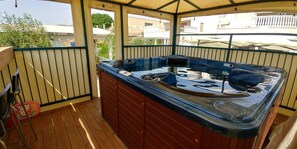 Outdoor spa tub - Richmond Estate (Had Nes)