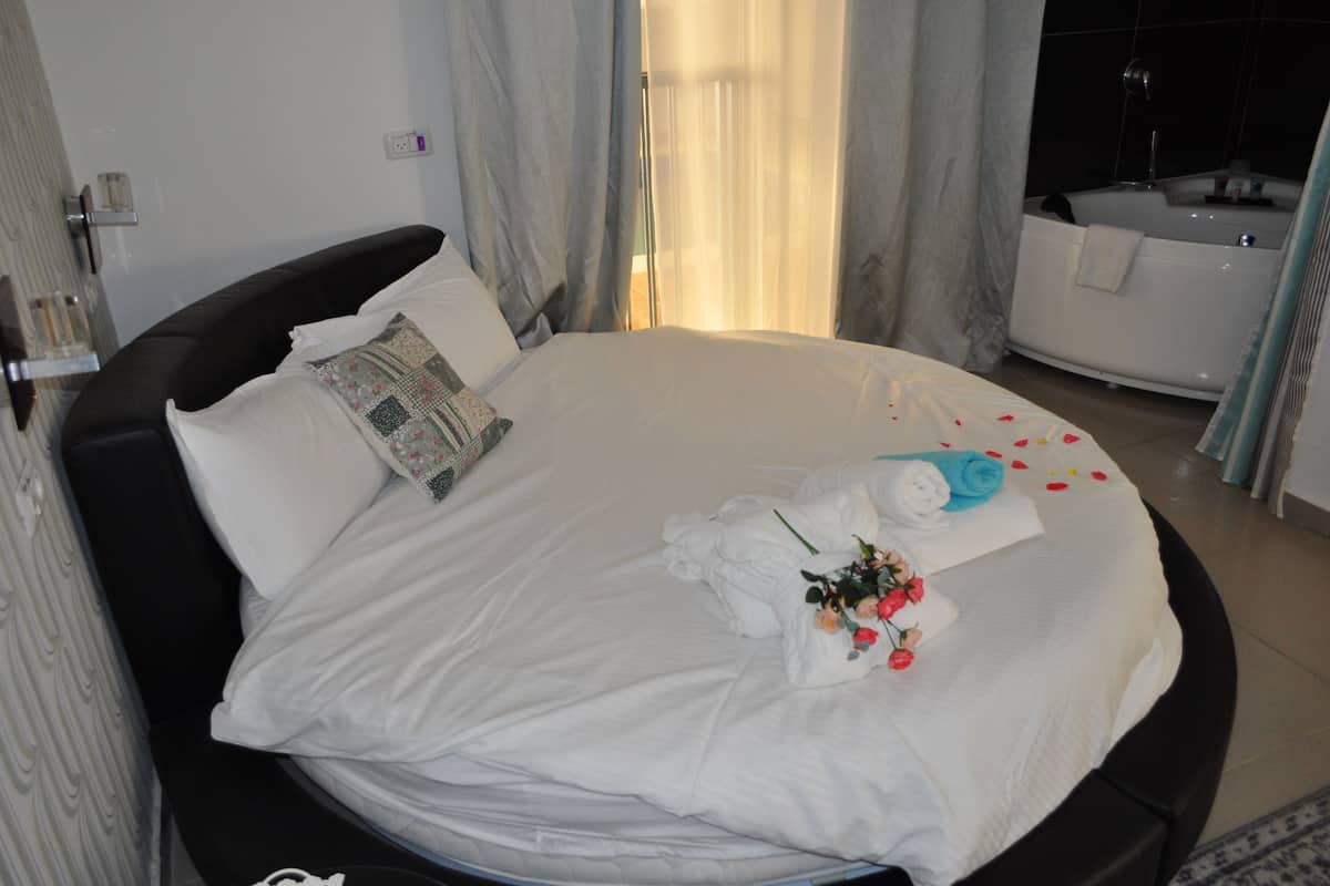 Classic Suite, 1 Bedroom | 1 bedroom, desk, iron/ironing board, free cots/infant beds