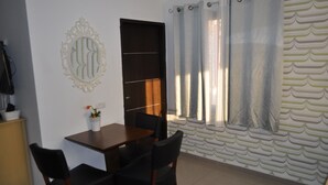 Deluxe-Chalet, 1 Schlafzimmer | Essbereich im Zimmer