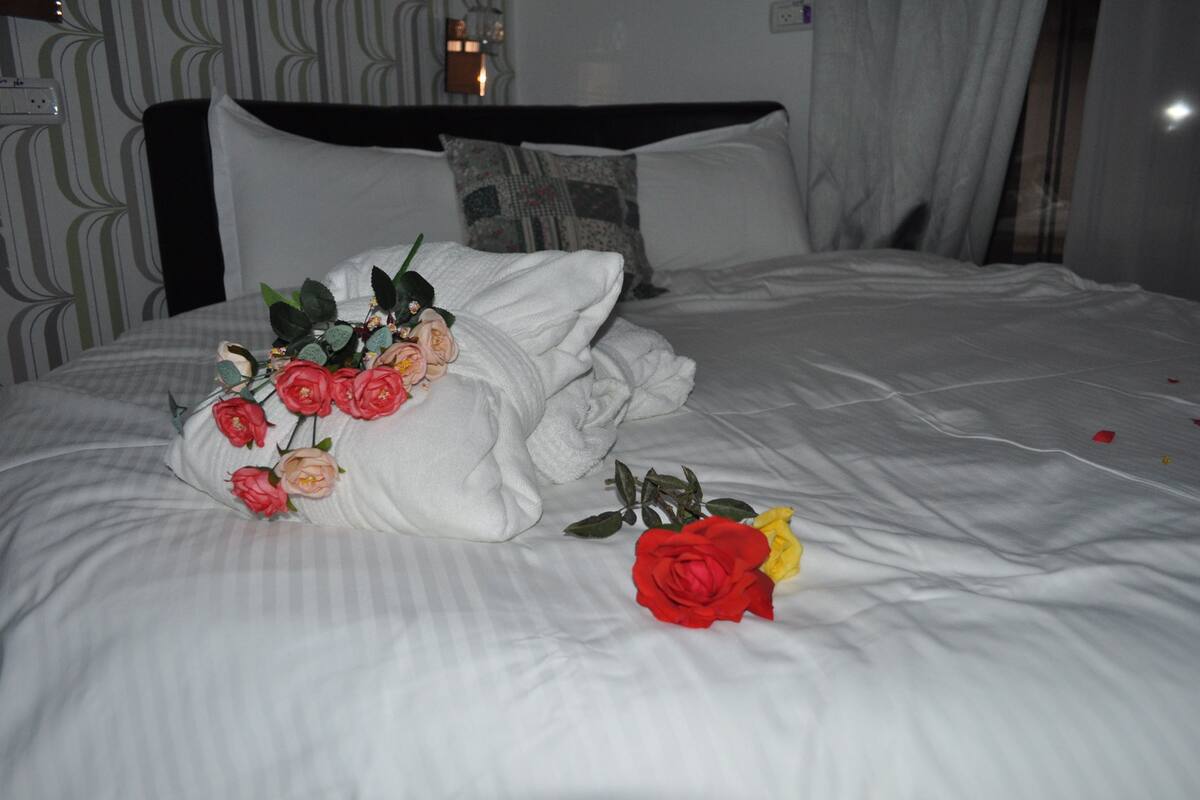 Deluxe Suite, 2 Bedrooms | 1 bedroom, desk, iron/ironing board, free cots/infant beds