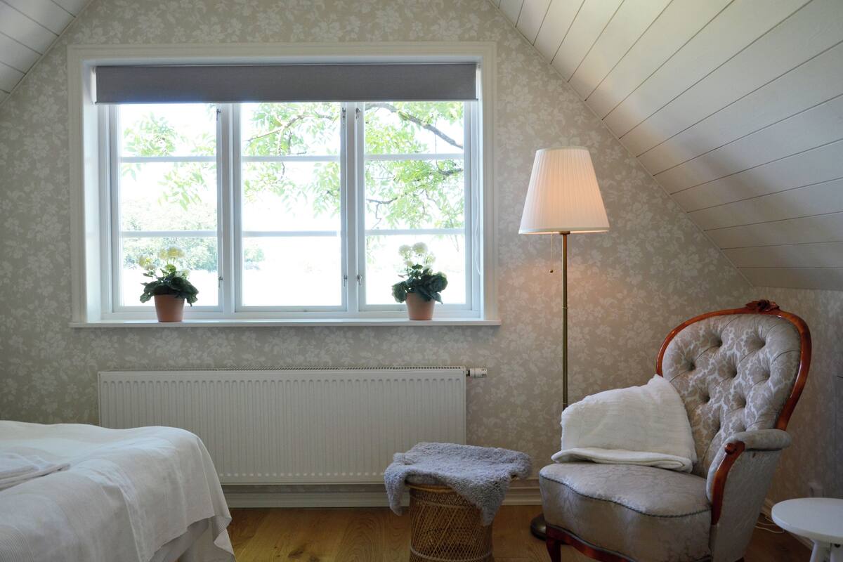 Premium bedding, pillowtop beds, WiFi (free), individually decorated