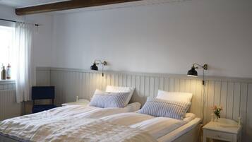 Double Room, 1 King Bed, Ensuite | Premium bedding, pillowtop beds, individually decorated