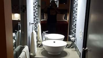 Suite, 1 cama King size | Lavabo en el baño