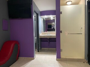 Quarto, 1 cama Queen | Banheiro | Chuveiro, chuveiro com efeito de chuva, produtos de toalete grátis 