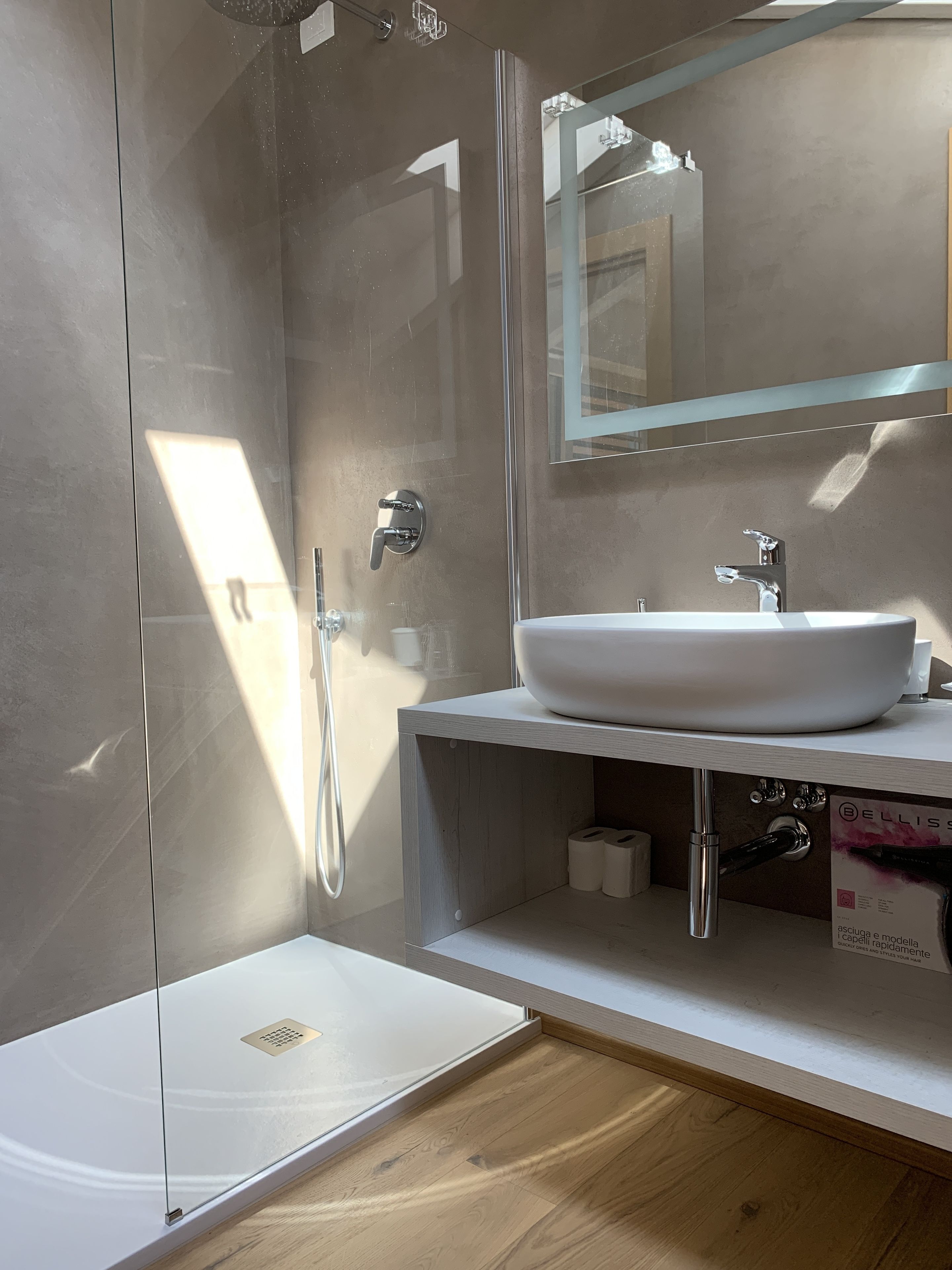 Deluxe Triple Room | Bathroom | Shower, free toiletries, hair dryer, bidet