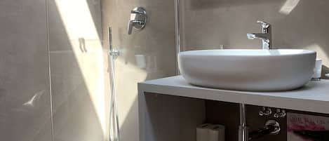 Habitación triple Deluxe | Baño | Ducha, artículos de higiene personal gratuitos, secador de pelo y bidé