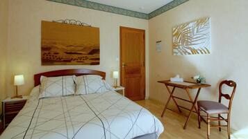 Suite | Dihias secara berasingan, dilengkapkan perabot secara berasingan, meja