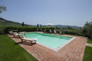 Una piscina al aire libre de temporada