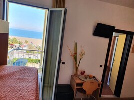 In-room safe, desk, free WiFi