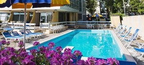 Una piscina al aire libre de temporada