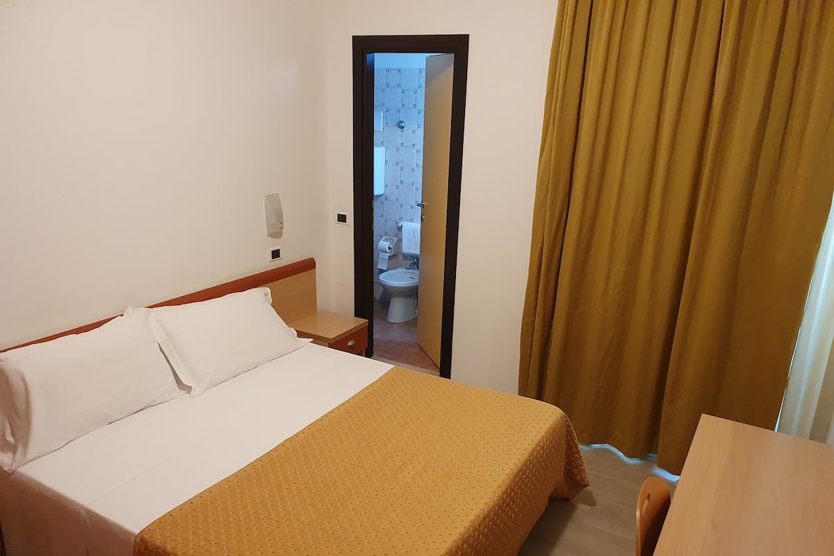 Economy kamer, 1 twee- of 2 eenpersoonsbedden | Een kluis op de kamer, een bureau, gratis wifi