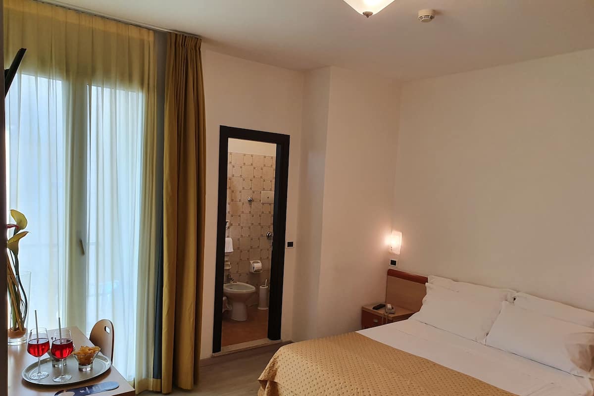 Eenvoudige kamer, 1 twee- of 2 eenpersoonsbedden | Een kluis op de kamer, een bureau, gratis wifi