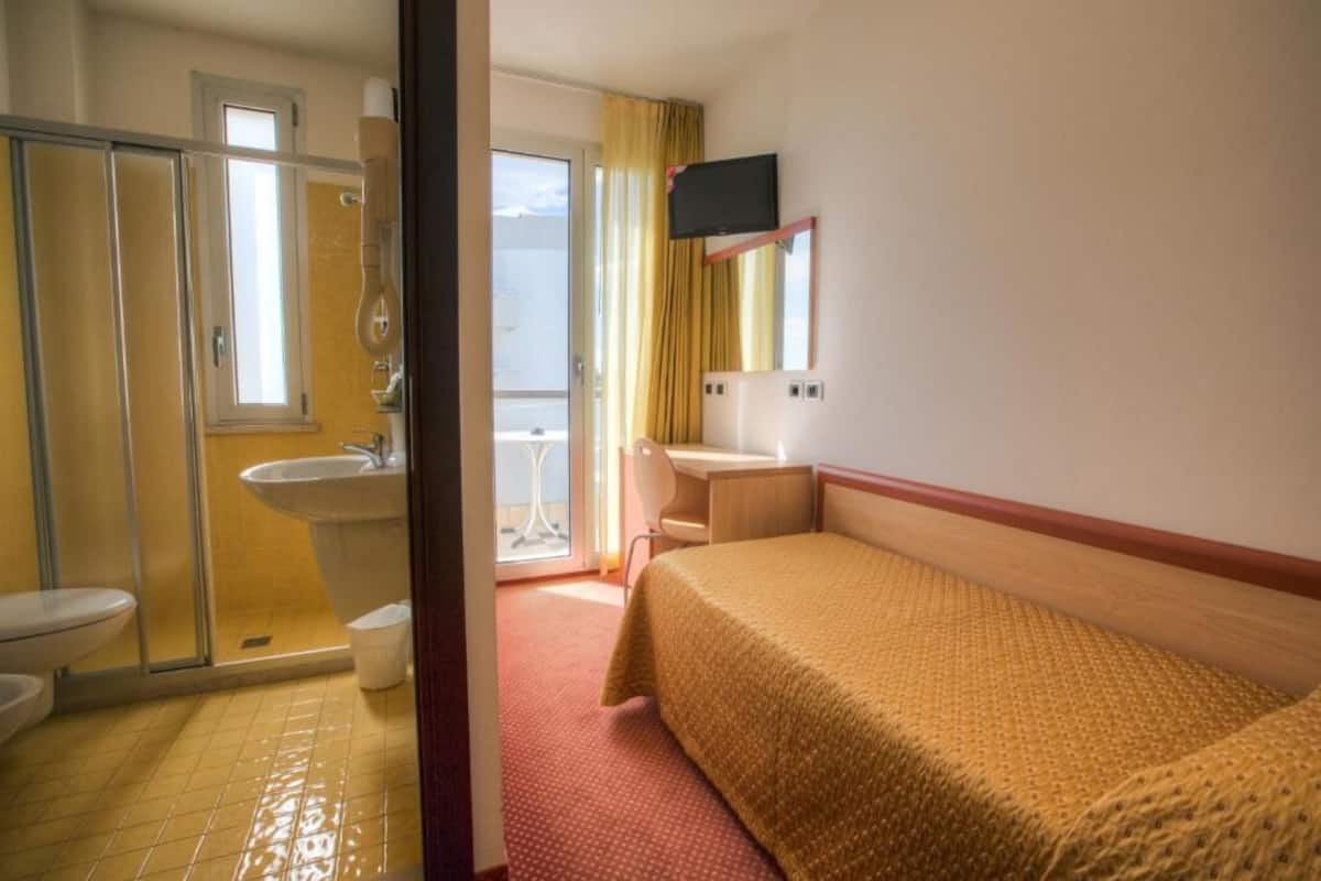 خزنة داخل الغرفة ومكتب وواي فاي مجانًا