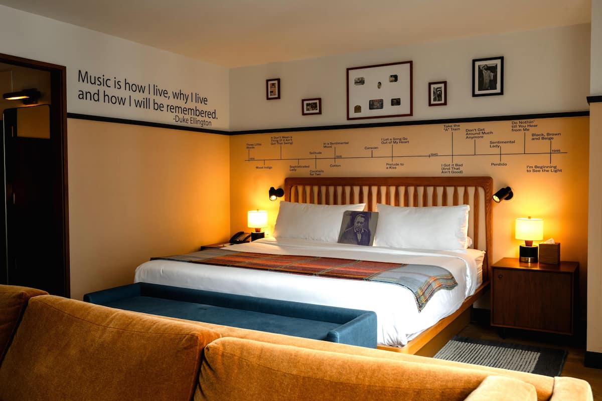 Junior Suite | Hypo-allergenic bedding available, in-room safe, desk, laptop workspace