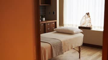 Een sauna, lichaamsbehandelingen, hotstone-massages