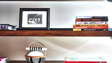 Una estantería con libros y un marco con una fotografía.
