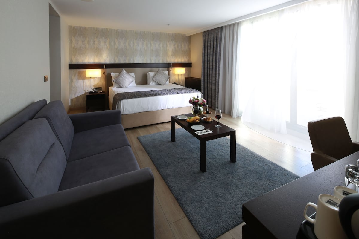 Deluxe Room with Terrace | Ropa de cama de alta calidad, caja fuerte, escritorio