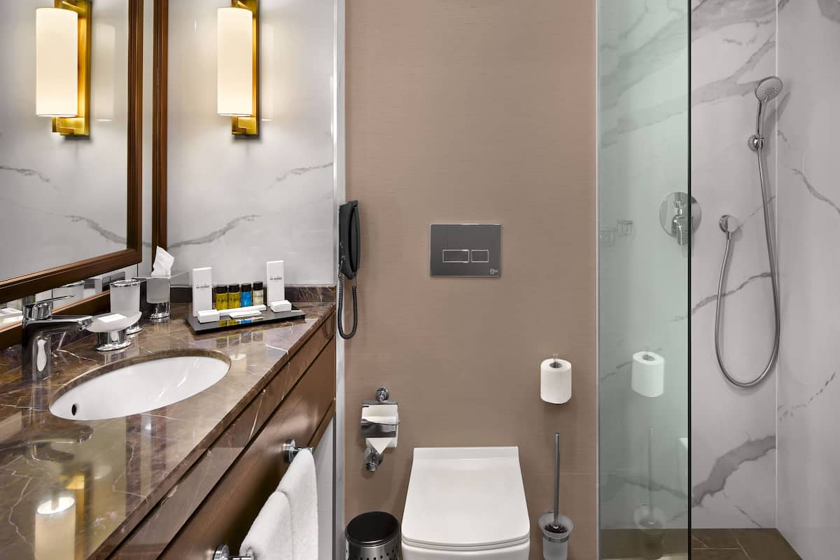 Ducha, artículos de higiene personal gratuitos y secador de pelo