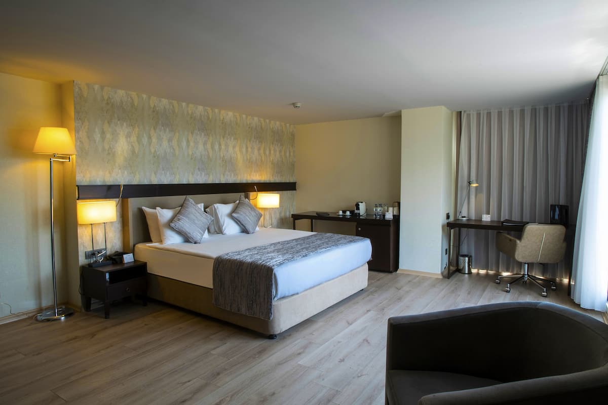 Habitación junior, 1 habitación, vistas al mar | Ropa de cama de alta calidad, caja fuerte, escritorio