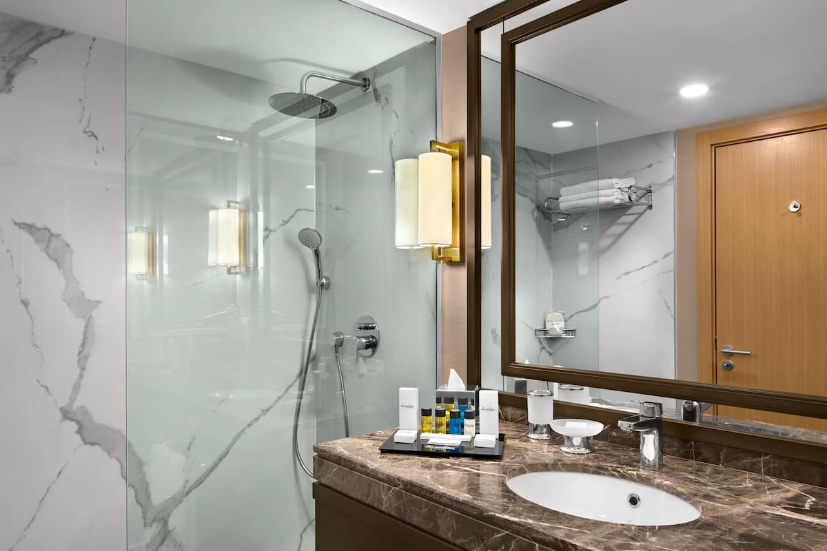 Ducha, artículos de higiene personal gratuitos y secador de pelo