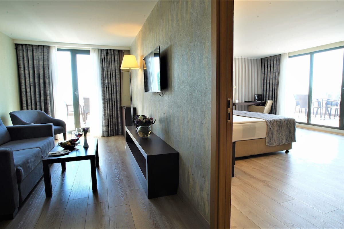 Habitación junior, 1 habitación, vistas al mar | Ropa de cama de alta calidad, caja fuerte, escritorio