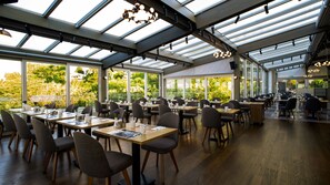Déjeuner, dîner et souper servis sur place