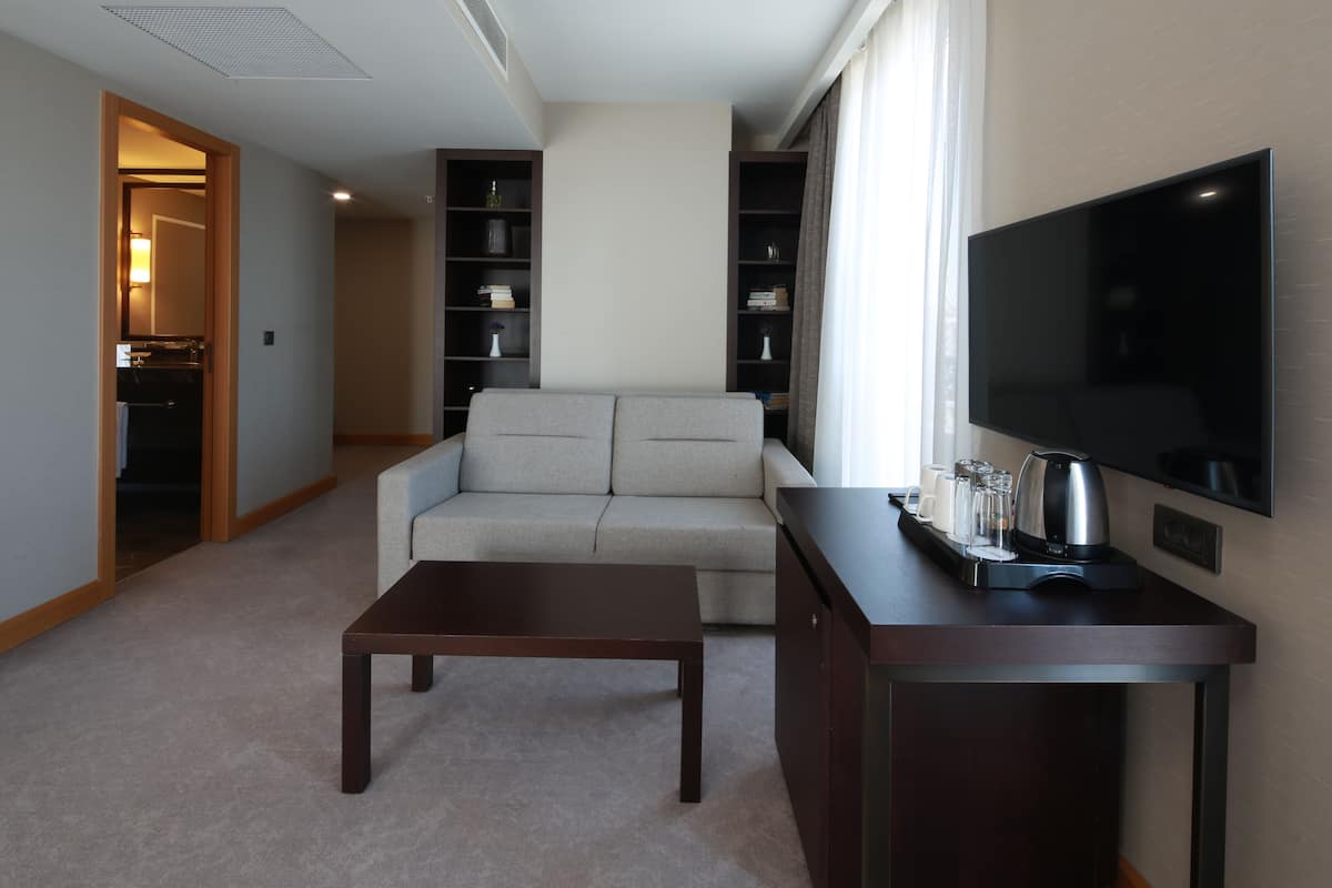 Ropa de cama de alta calidad, caja fuerte, escritorio