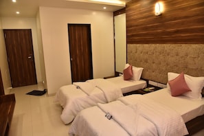 Deluxe Twin Room | Living room | Flat-screen TV, pay films