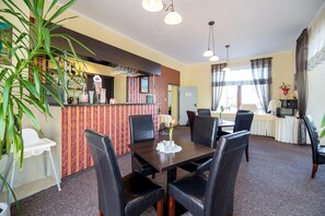 Bar (trong khuôn viên)