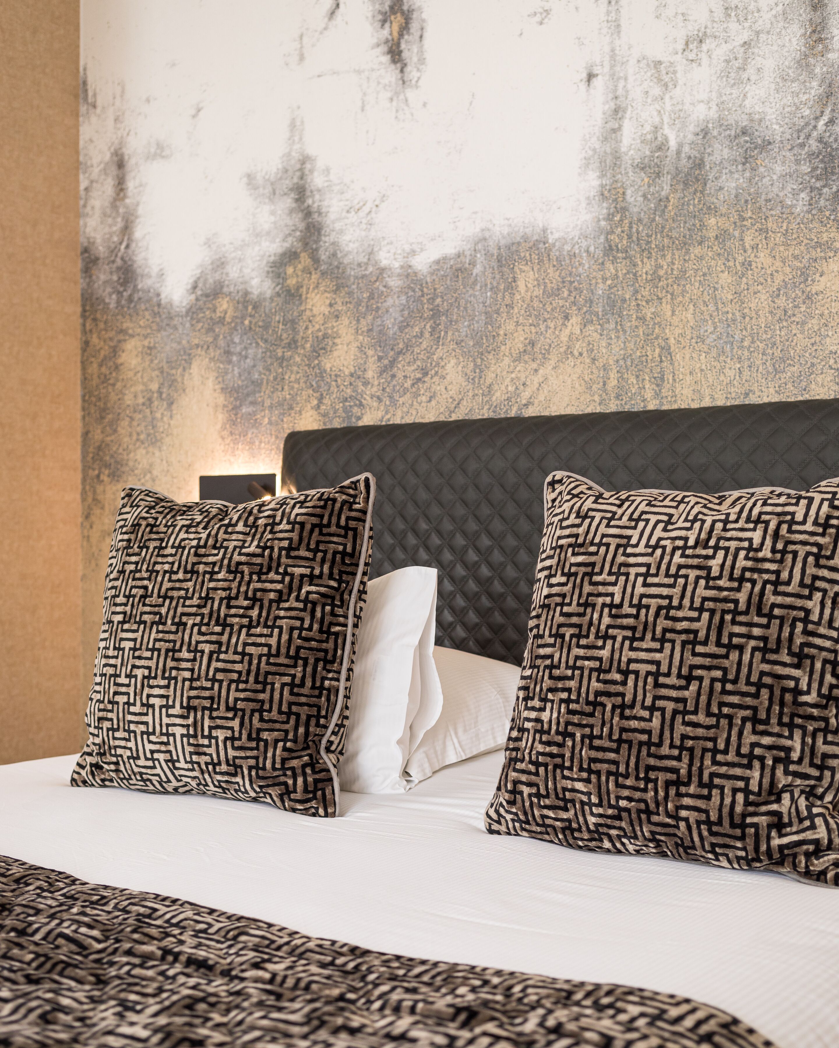 deluxe double room | 1 bedroom, minibar, in-room safe, desk