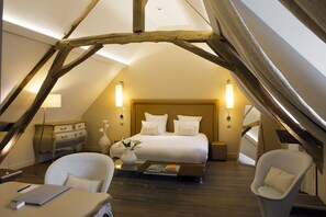 Suite | Minibar, caja de seguridad en la habitación y escritorio