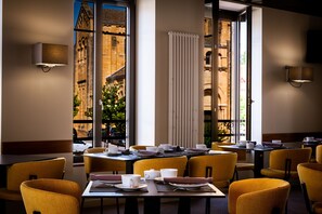 Free daily continental breakfast - Maison Doucet (Charolles)