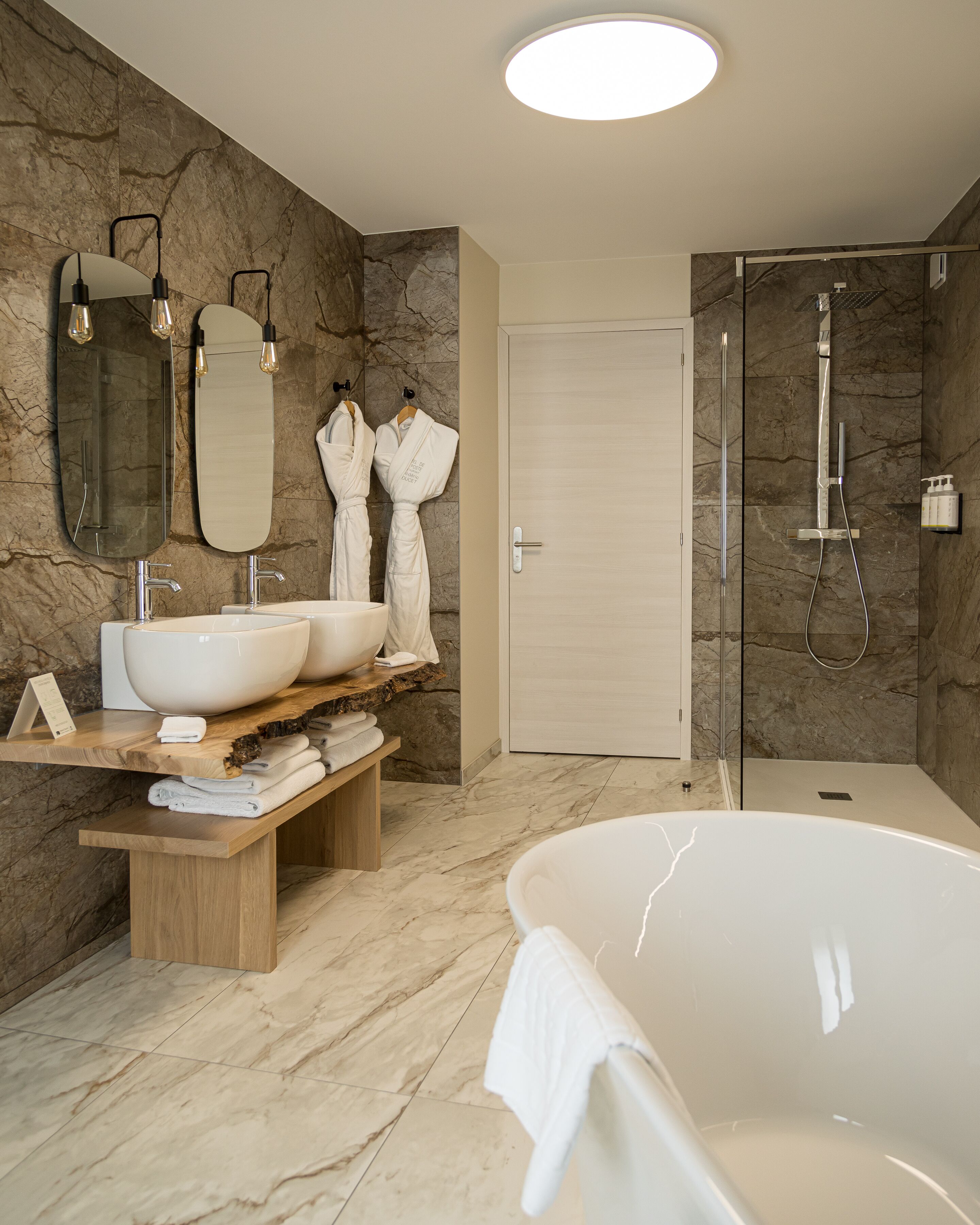 junior suite | bathroom | jetted bath, free toiletries, slippers, towels
