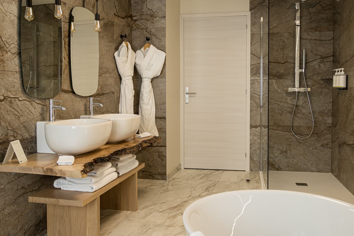 junior suite | bathroom | jetted bath, free toiletries, slippers, towels