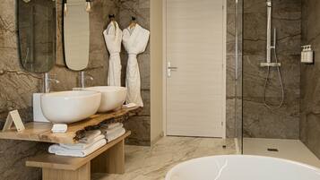 Junior Suite | Bathroom | Jetted tub, free toiletries, slippers, towels