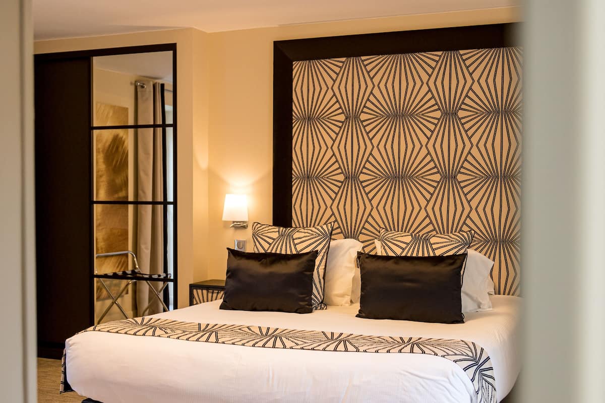 junior suite | 1 bedroom, minibar, in-room safe, desk