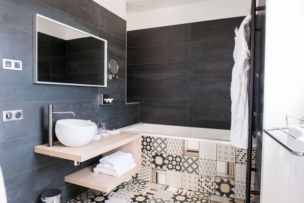 deluxe double room | bathroom | jetted bath, free toiletries, slippers, towels