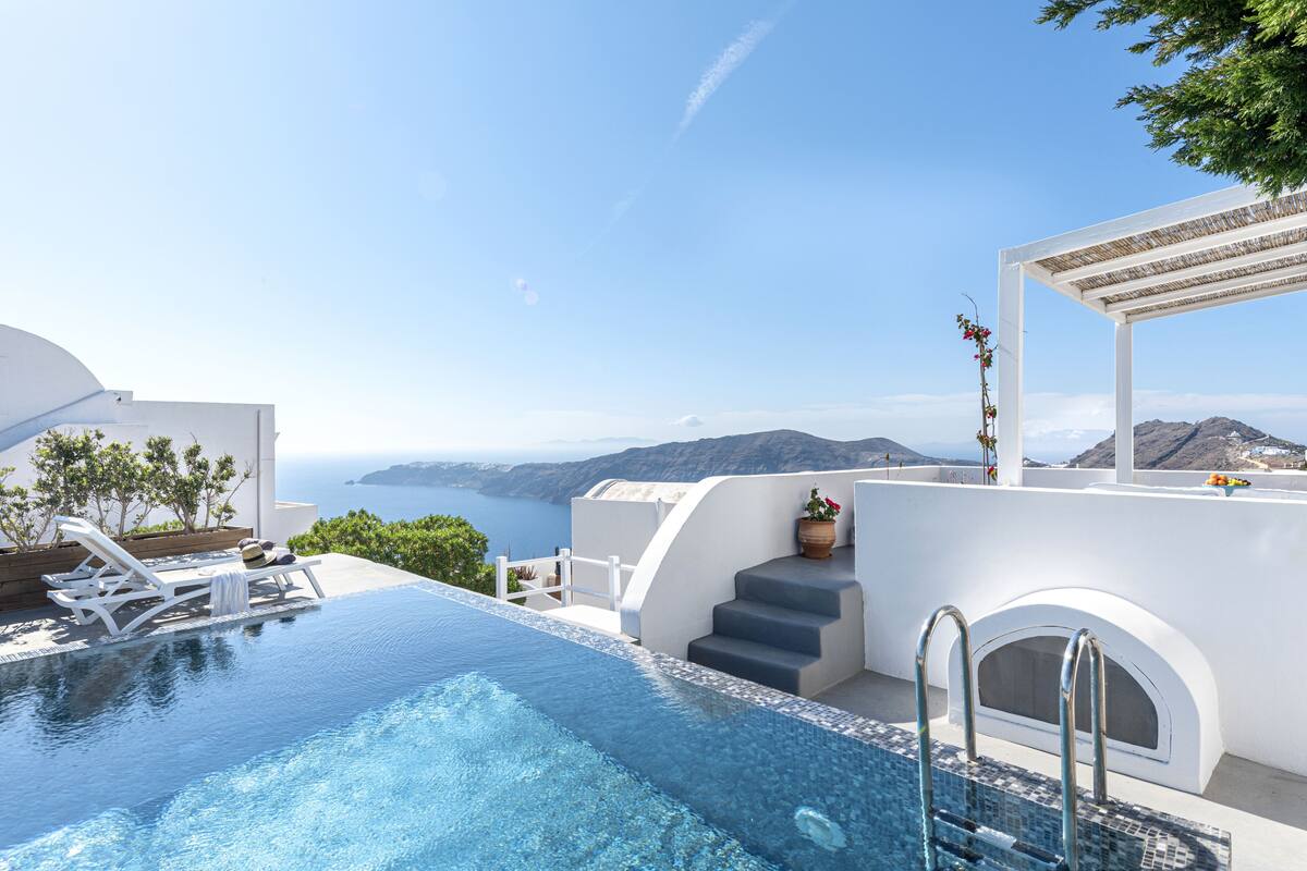 Ein moderner Infinity-Pool mit freiem Blick auf das Meer und die Berge.