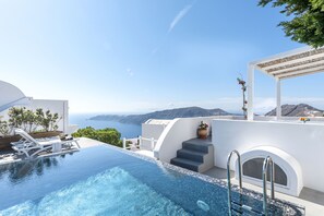 A modern infinity pool with a clear view of the sea and mountains. - The Nook (Santorini)