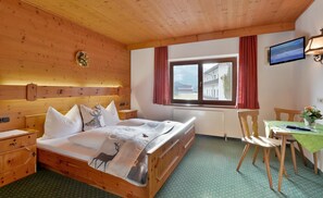 In-room safe, free WiFi, bed sheets - Pension Hüttwirt (Koessen)