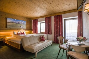 Family Double Room, Balcony | In-room safe, free WiFi, bed sheets - Pension Hüttwirt (Koessen)