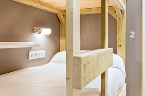 Habitación cuádruple básica, baño privado (4 beds in 4 bed shared dormitory) | Wifi gratis, ropa de cama y acceso para silla de ruedas 